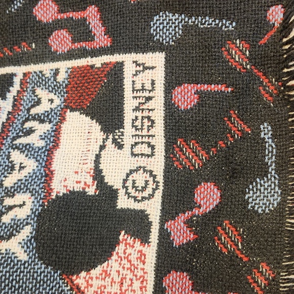 Disney 48x68 fringed throw, great condition, Vintage Mickey pattern - Picture 5 of 6